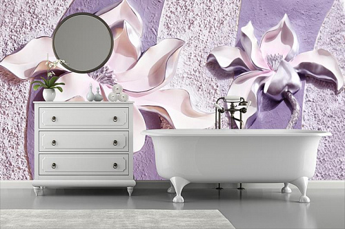 Фиолетовые цветы на бетонном фоне в интерьере ванной