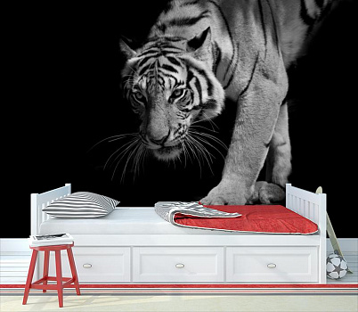 Тигр в ночи в интерьере детской комнаты мальчика