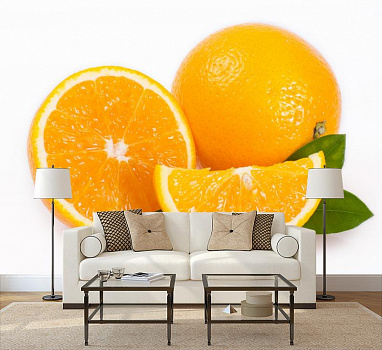 Яркий апельсин в интерьере гостиной с диваном