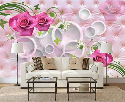 Розовые розы  в интерьере гостиной с диваном