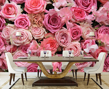 Многообразие роз в интерьере кухни с большим столом
