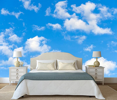 Голубое небо с облаками в интерьере спальни
