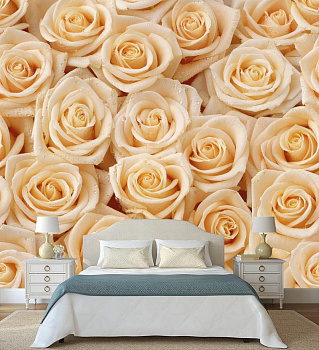 Белые розы с каплями воды в интерьере спальни