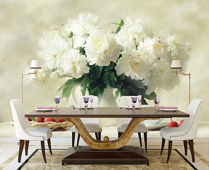 Белые пионы с клубникой в интерьере кухни с большим столом