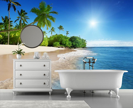 Пальмы на белом песке в интерьере ванной