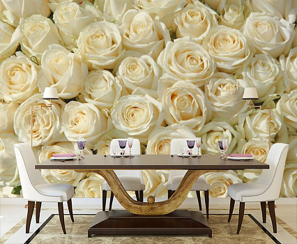 Нежные белые розы в интерьере кухни с большим столом