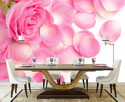 Нежные лепестки роз в интерьере кухни с большим столом