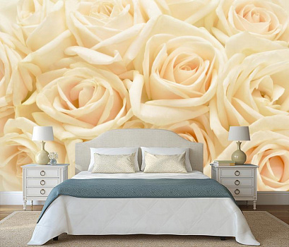 Бежевые розы в интерьере спальни