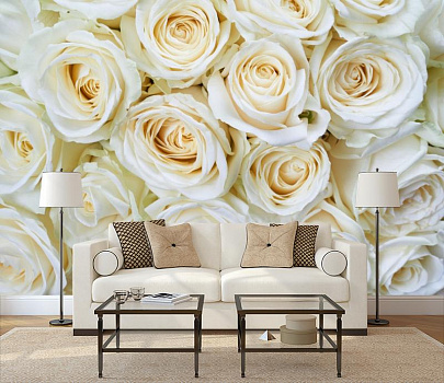 Бутоны белых роз в интерьере гостиной с диваном