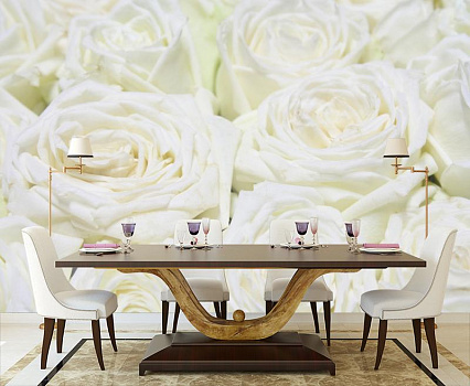 Молочные розы в интерьере кухни с большим столом