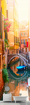 Голубая лодка под мостиком в канале Венеции в интерьере ванной