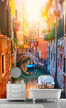 Синяя лодочка под мостом Венеции в интерьере ванной