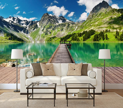 Зеркальное озеро в интерьере гостиной с диваном