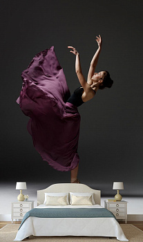Балерина в танце в интерьере спальни