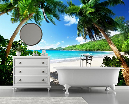 Море сквозь пальмы в интерьере ванной
