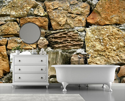 Стена из камня разной формы в интерьере ванной