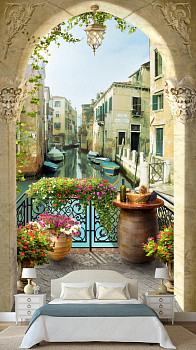Балкончик с видом на Венецианский канал в интерьере спальни