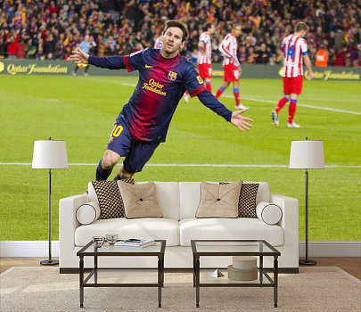 Футболист Месси в интерьере гостиной с диваном