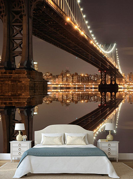 Манхэттенский мост в ночи в интерьере спальни