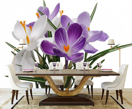 Белые и фиалковые цветы в интерьере кухни с большим столом