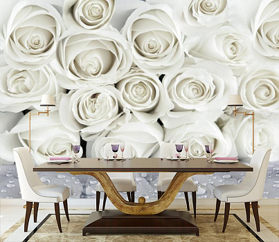 Белые розы с каплями росы в интерьере кухни с большим столом