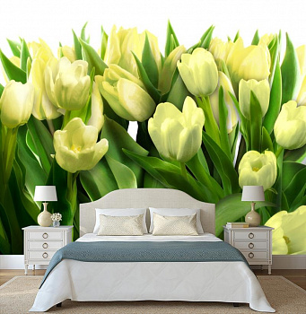 Букет из белых тюльпанов в интерьере спальни