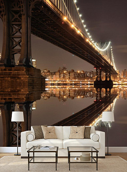 Манхэттенский мост в ночи в интерьере гостиной с диваном