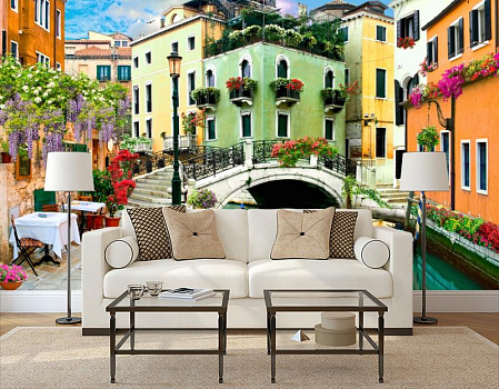 Дома Венеции в цветах в интерьере гостиной с диваном