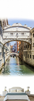 Мостик под аркой канала Венеции в интерьере спальни