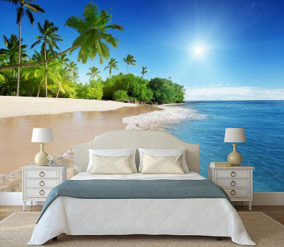 Пальмы на белом песке в интерьере спальни