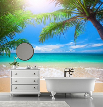 Солнце сквозь пальмы в интерьере ванной