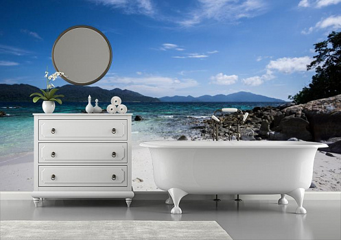 Белый песок у синего моря в интерьере ванной