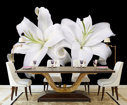 Белые лилии в интерьере кухни с большим столом