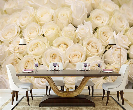 Букет из белых роз в интерьере кухни с большим столом