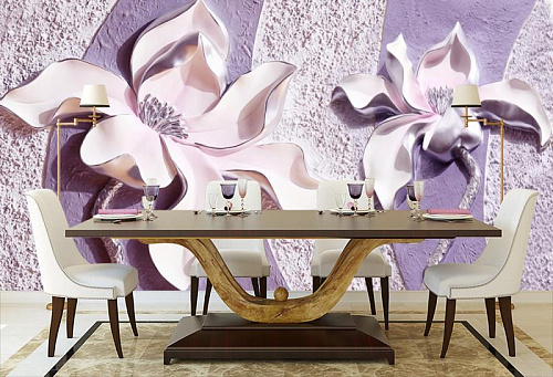 Фиолетовые цветы на бетонном фоне в интерьере кухни с большим столом