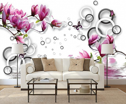 Розовые цветы с кольцами в интерьере гостиной с диваном