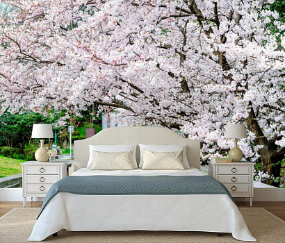 Деревья в цвету в интерьере спальни