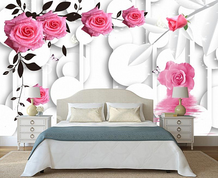 Яркие розы в интерьере спальни