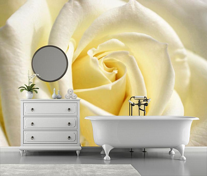 Бутон белой розы в интерьере ванной