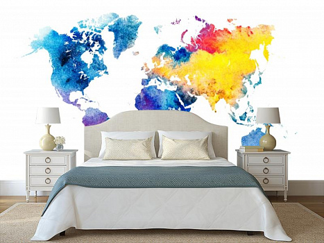 Разноцветная карта мира в интерьере спальни