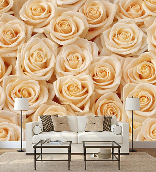 Белые розы с каплями воды в интерьере гостиной с диваном