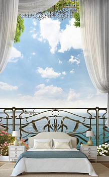Кованный балкон с видом на море в интерьере спальни