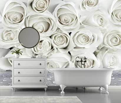 Бутоны белых роз с каплями воды  в интерьере ванной