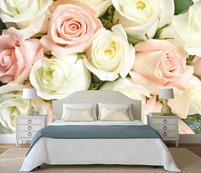 Розы в росе в интерьере спальни