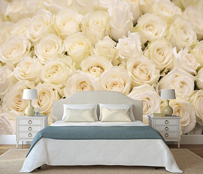 Букет из белых роз в интерьере спальни