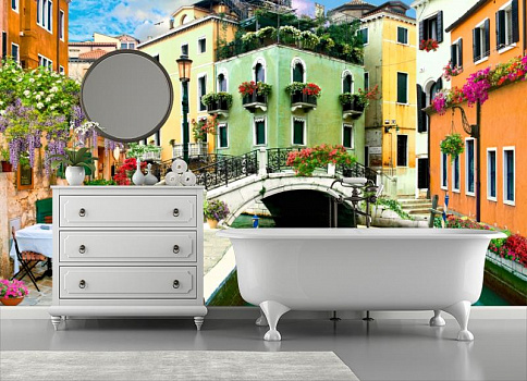 Дома Венеции в цветах в интерьере ванной