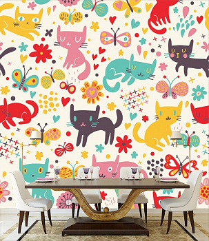 Разноцветные кошки в интерьере кухни с большим столом