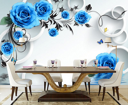 Голубые розы в отражении воды в интерьере кухни с большим столом