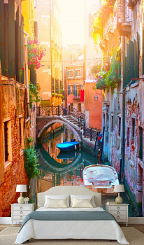 Синяя лодочка под мостом Венеции в интерьере спальни