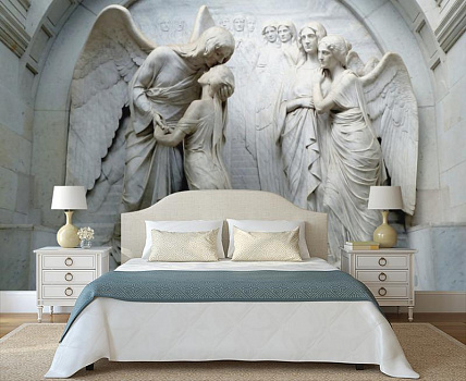 Каменные ангелы в интерьере спальни